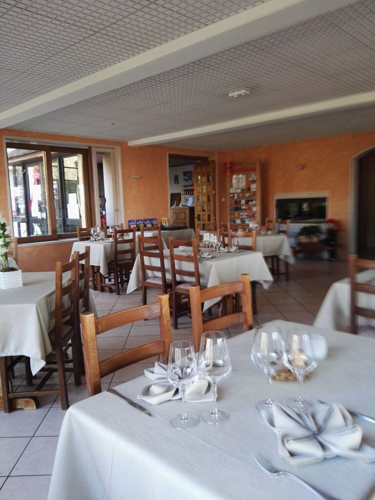La salle du restaurant la source en Savoie