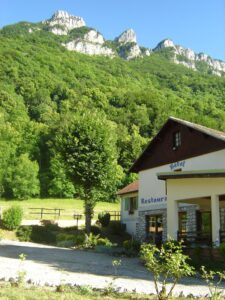 cadre de verdure exceptionnel au pied du Mont du chat, hôtel restaurant la source en Savoie