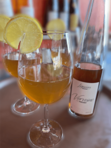 Cocktail Verveine Spritz restaurant la Source en Savoie